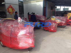 福瑞得機(jī)械座駕壓路機(jī)、大容量灌縫機(jī)，小型灌縫機(jī)包裝完畢準(zhǔn)備發(fā)貨