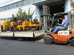 福瑞得機(jī)械4臺(tái)小型壓路機(jī)裝車發(fā)往河南。