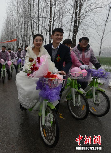 阜陽(yáng)“90后”青年騎公共自行車(chē)迎娶新娘
