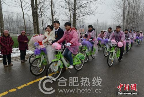 阜陽(yáng)“90后”青年騎公共自行車(chē)迎娶新娘