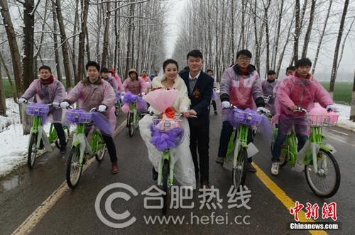 阜陽(yáng)“90后”青年騎公共自行車(chē)迎娶新娘