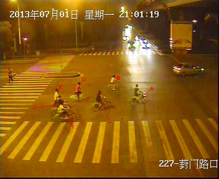 監控顯示，有7名青年用非常規方式騎走公共自行車(chē)，其行為已涉嫌盜竊。