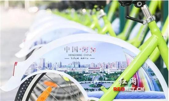站點(diǎn)內碼放整齊的公共自行車(chē)